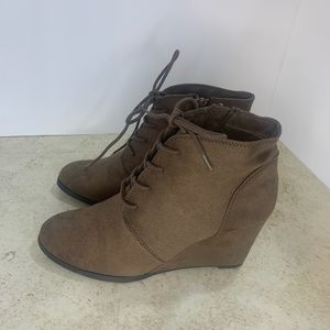 Women’s size 9 Massini shoes. No box. Slightly used.